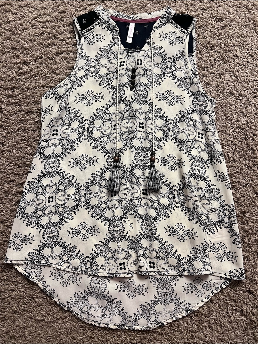 New Xhilaration Vintage Women’s S Sleeveless Black/White Floral Tassel Blouse